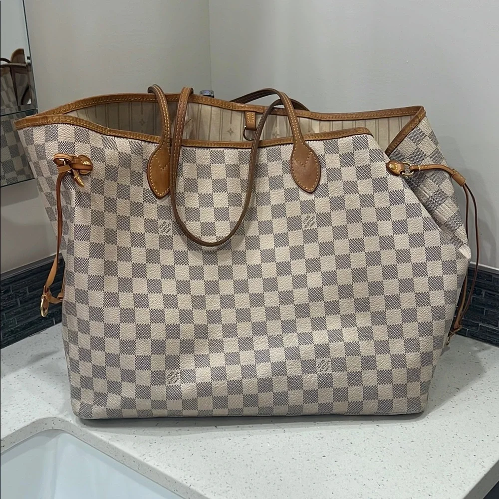 Stylish Checkered Tote Bag - Picture 2 of 9